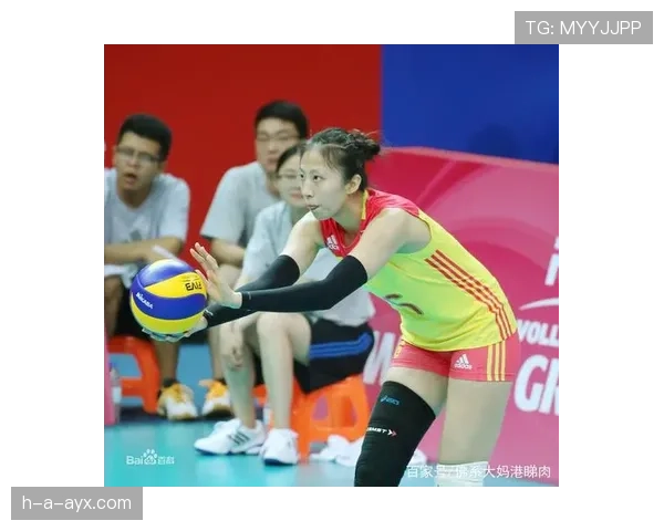 丁霞训练完直接瘫在场边啃鸡腿，这自律和放纵切换得太真实了