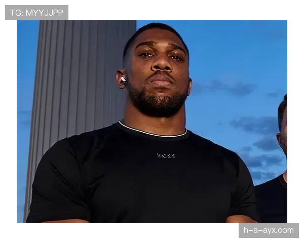 安东尼·约书亚穿着百万定制西装去超市买菜，居然被邻居认错了…